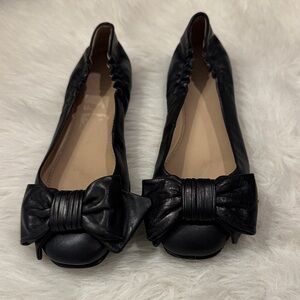 Tory Burch Black Divine Leather Bow Flats Size 6 pre -owned.